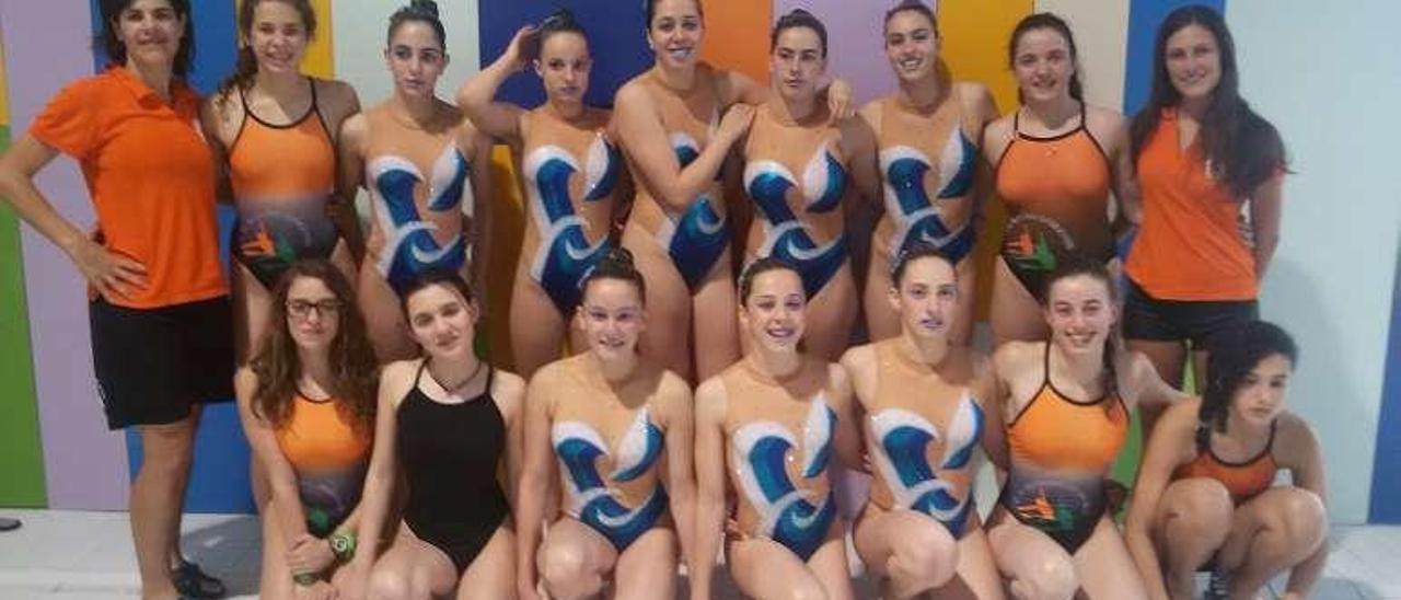 Las nadadoras y entrenadoras del Sincro Ourense. // FdV