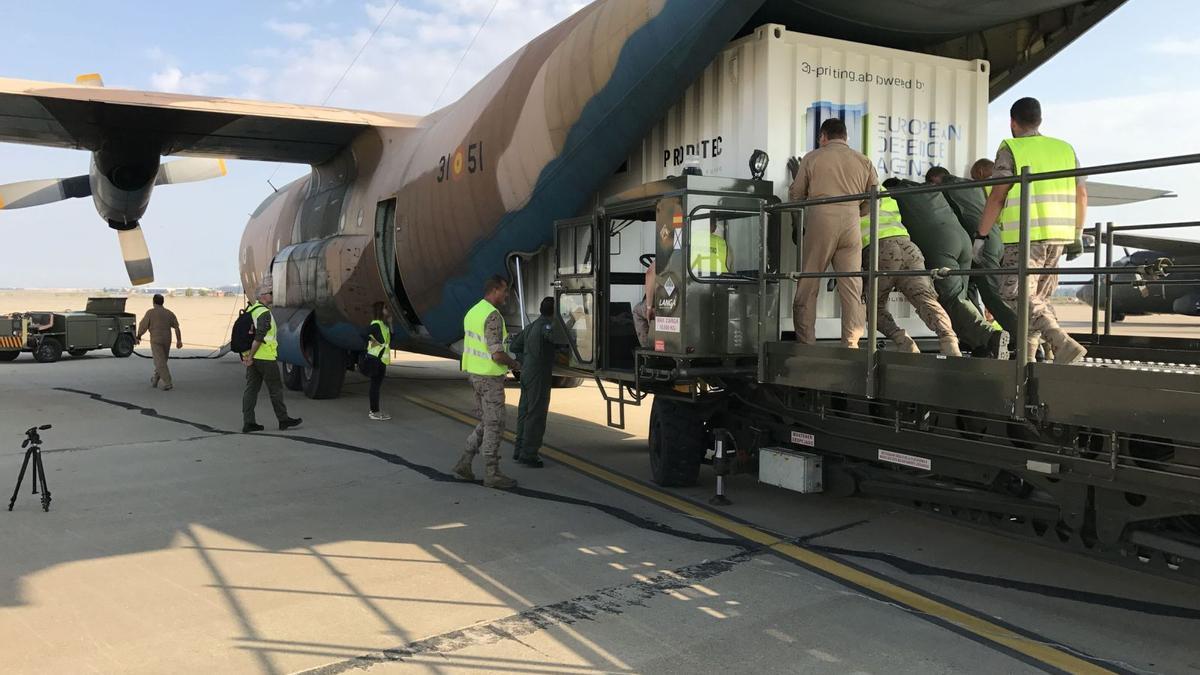 El Ejército carga el sistema de impresión portátil  diseñado por Idonial en un avión del tipo Hércules. 