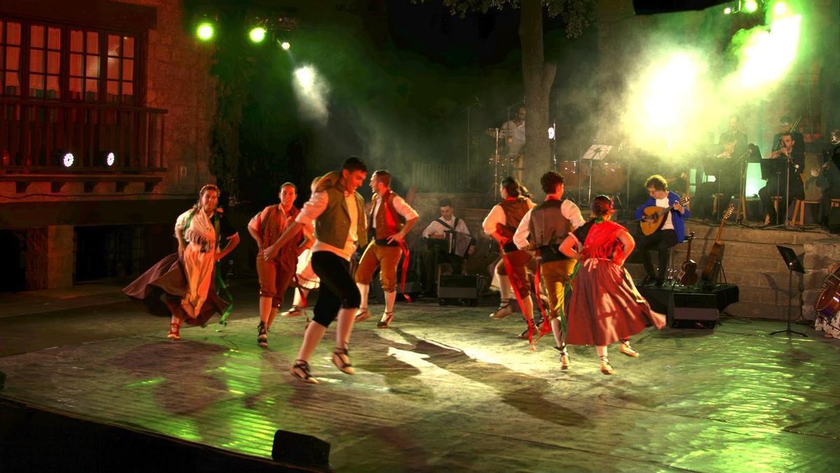 Ball i música en directe sobre l'escenari de la plaça Porxada de Bagà