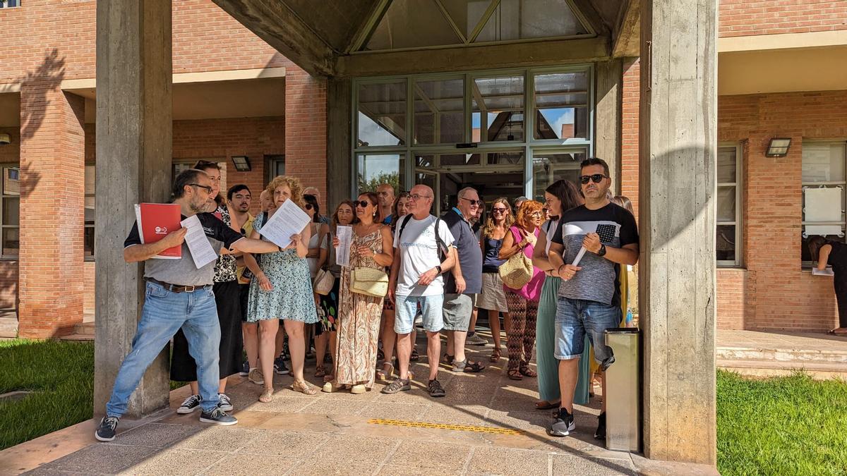 Docentes protestan a las puertas de Conselleria por los errores en las adjudicaciones de docentes.