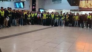 Minuto de silencio de los trabajadores de Adif en el vestíbulo central de la estación de Sants