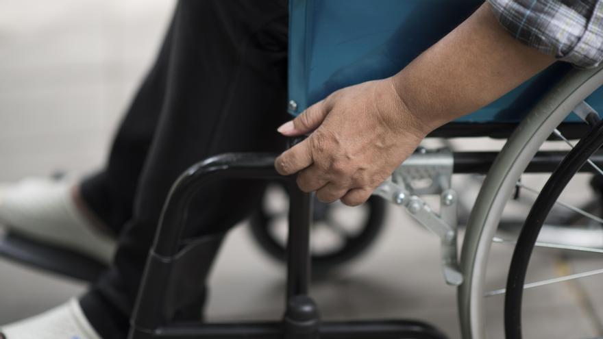 Una mujer con esclerosis múltiple en silla de ruedas.