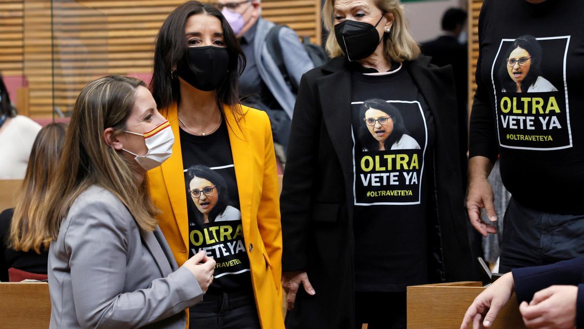 Diputados de Ciudadanos portan camisetas contra Oltra mientras la síndica de Vox ríe.