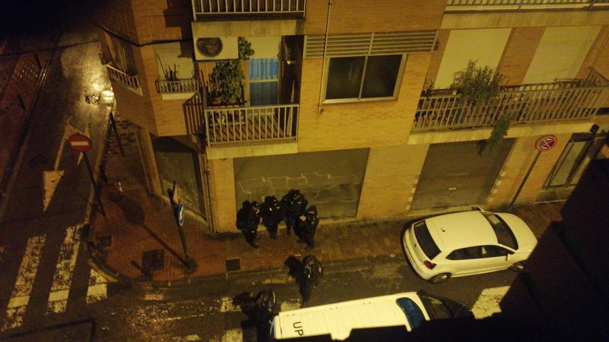 Macrooperación policial en el barrio de San Antolín contra la venta de ropa falsificada