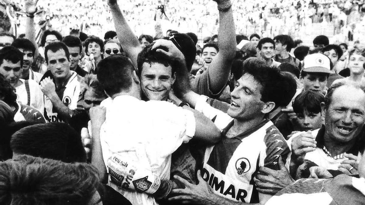 Los jugadores del Hércules celebran el ascenso con su afición en el césped del Rico Pérez.