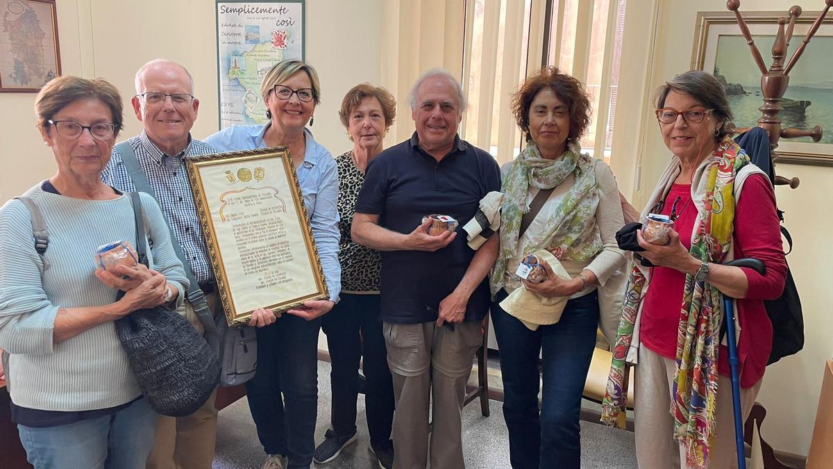 Funcionarios alicantinos que visitaron el Comune (Ayuntamiento) de Carloforte y fueron recibidos por la vicealcaldesa, Elisabetta Di Bernardo, que posa con el protocolo original del hermanamiento de ambas ciudades.