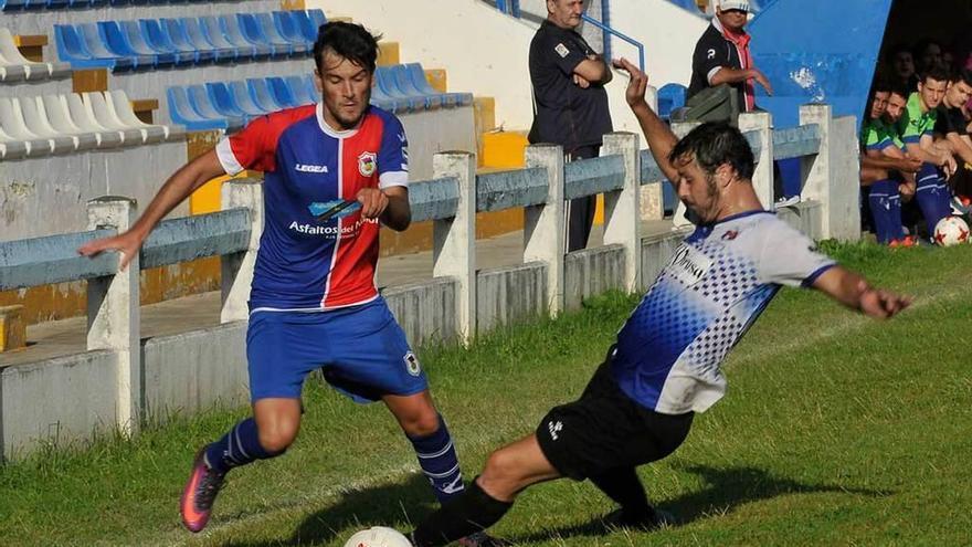 Damián trata de superar al central del Tuilla Prendes.