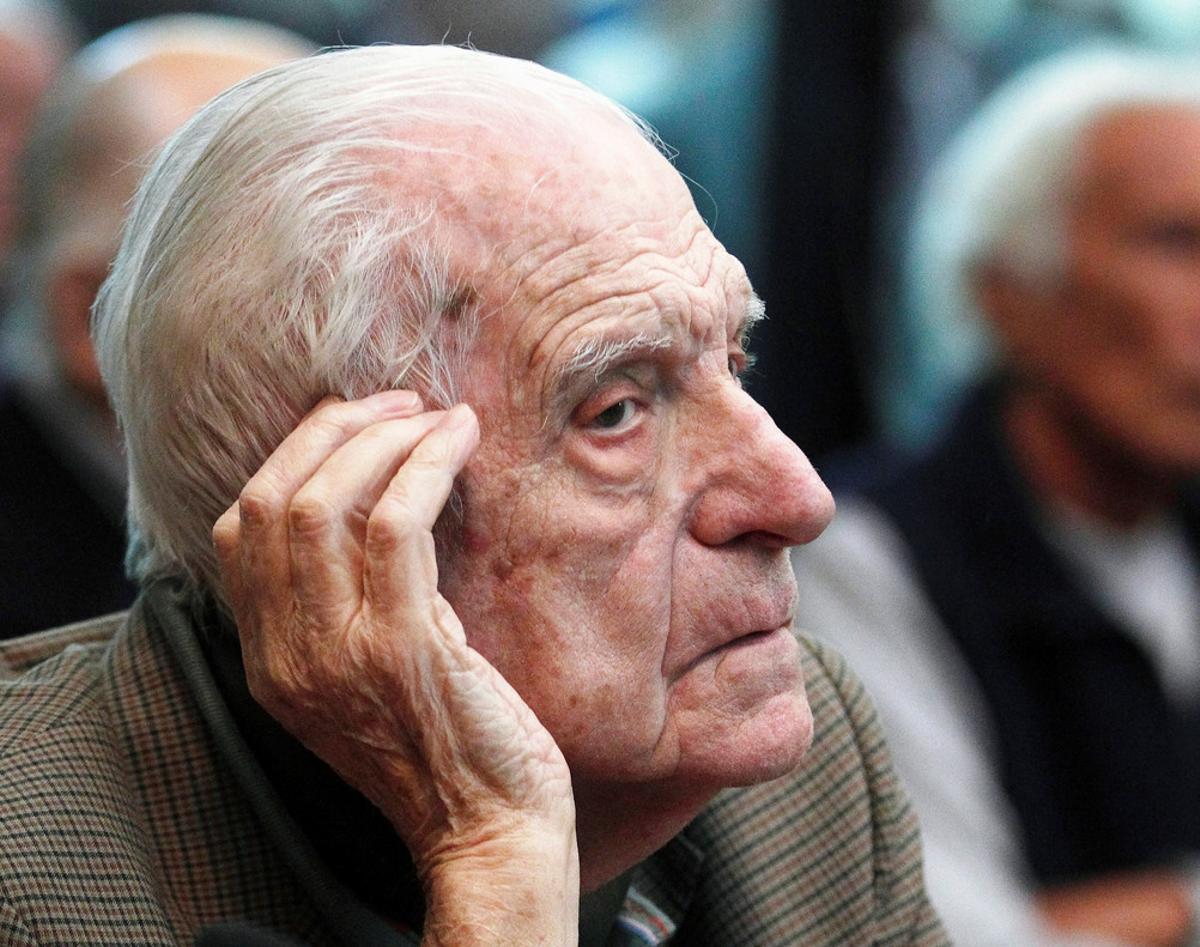 Argentina’s former President and Army Chief Reynaldo Bignone sits in a courthouse during the first day of his trial, accused of participating in Operation Condor, in Buenos Aires March 5, 2013. REUTERS/Enrique Marcarian/File Photo