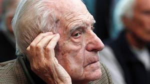 Argentina’s former President and Army Chief Reynaldo Bignone sits in a courthouse during the first day of his trial, accused of participating in Operation Condor, in Buenos Aires March 5, 2013. REUTERS/Enrique Marcarian/File Photo