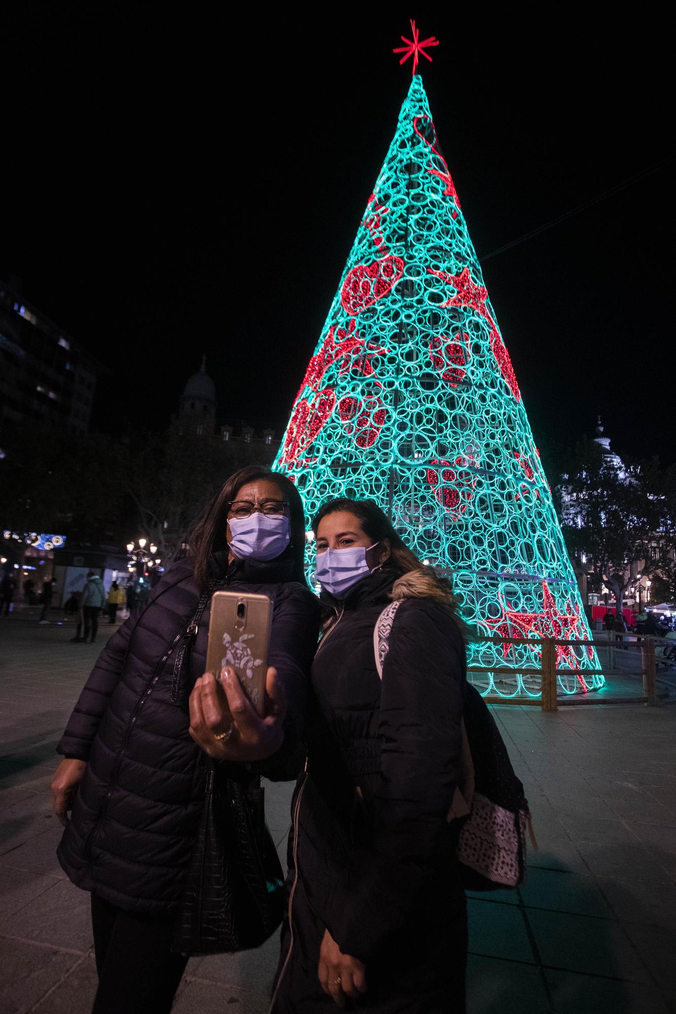 Así se ha encendido la iluminación navideña de la Plaza del Ayuntamiento de València