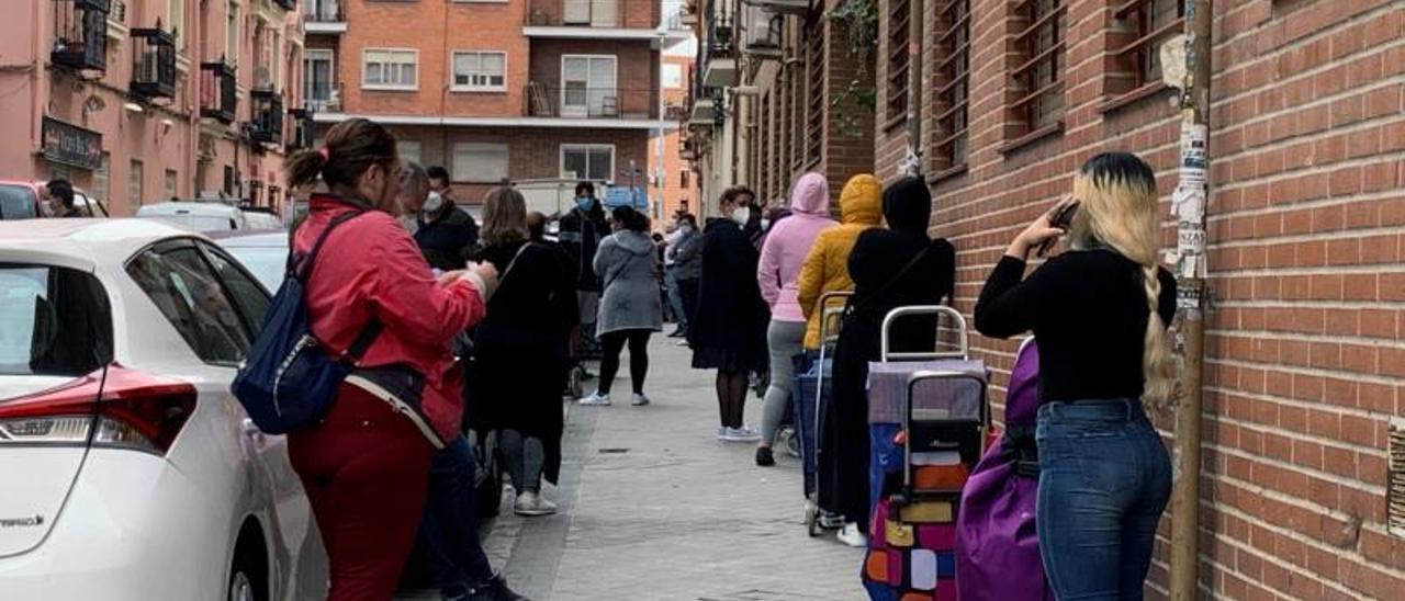 Radiografía de la nueva pobreza: más españoles, mujeres y mucho pesimismo