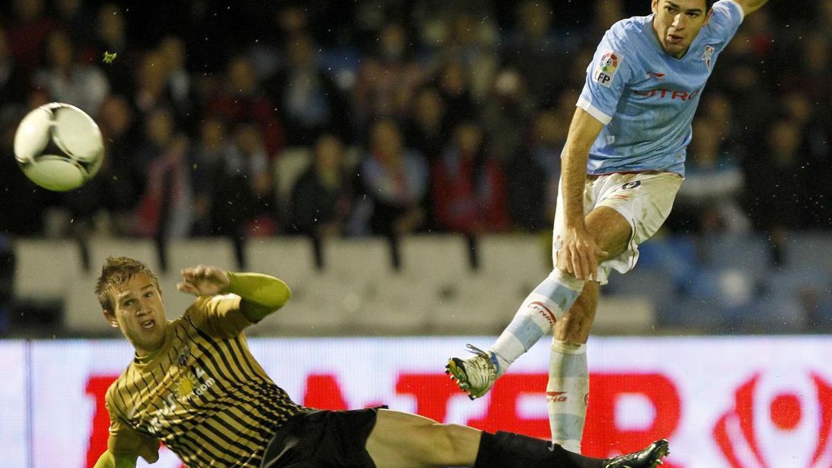 Toni Dovale, en un partido contra el Almería, en su etapa céltica.