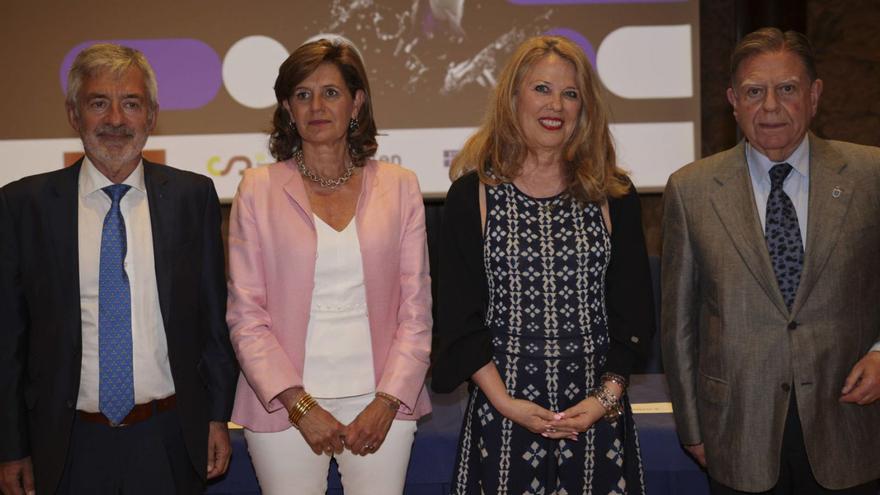 Fernando Carpena, Conchita Méndez, concejala de Deportes; Lia Schott y Alfredo Canteli, ayer, durante la presentación de la Copa del Mundo de natación artística. | Irma Collín