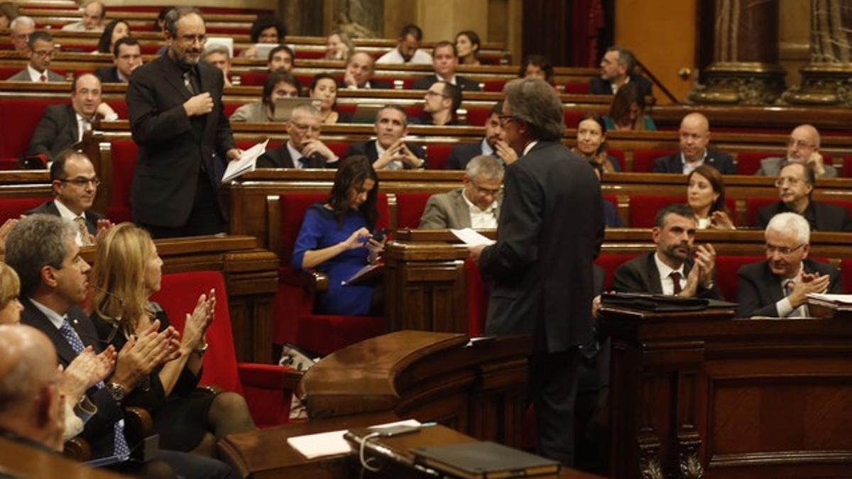 Artur Mas, frente a Antonio Baños, en el debate de investidura, ayer.