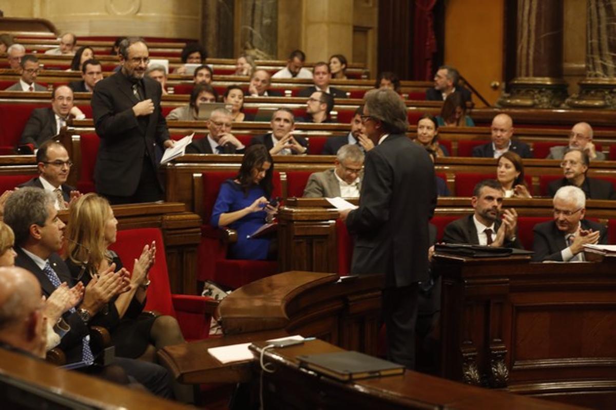 Artur Mas, davant Antonio Baños, al debat d’investidura, ahir.