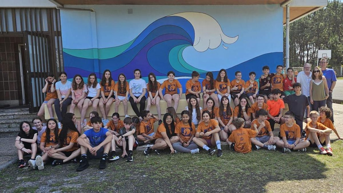 El alumnado del instituto de Salinas, delante del nuevo mural
