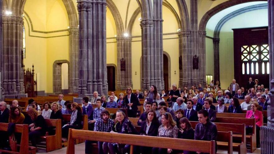 Asistentes al funeral de Juan Vigón en la iglesia de San Lorenzo.