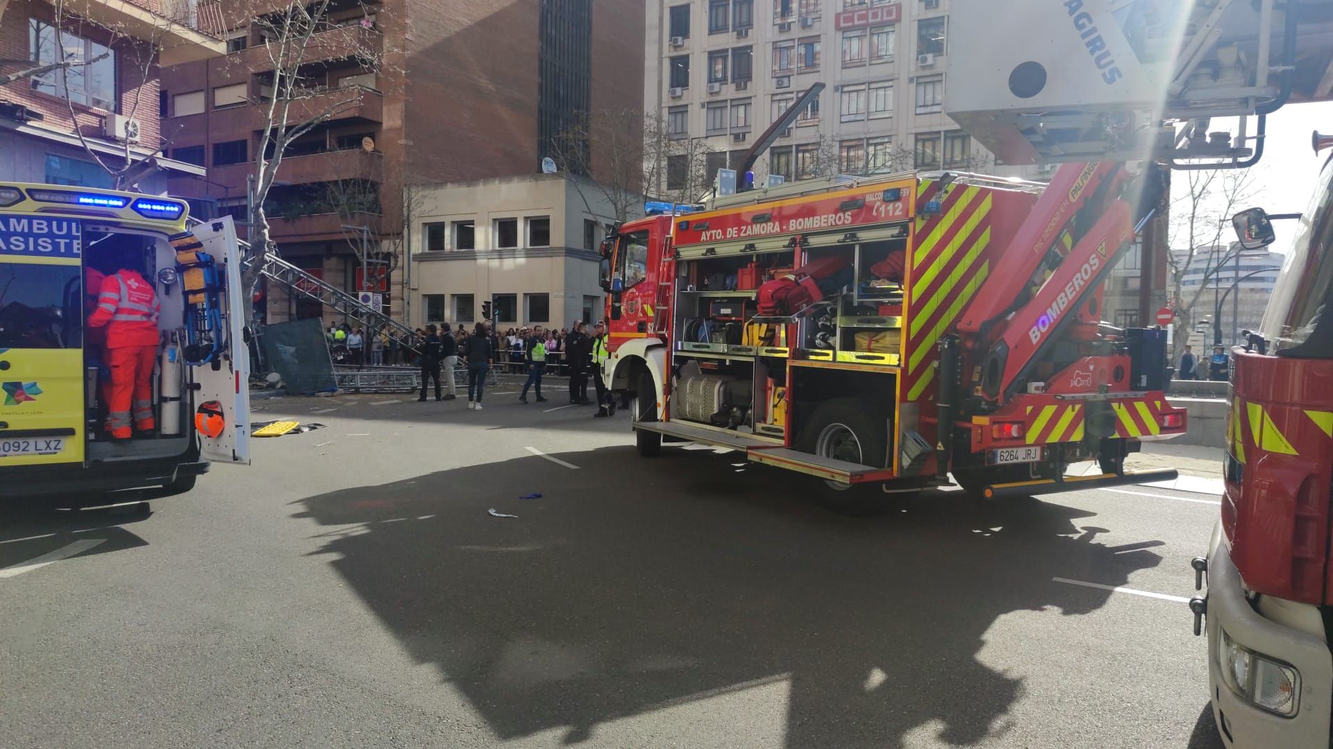 GALERÍA | El desplome de una grúa en Zamora con heridos, en imágenes