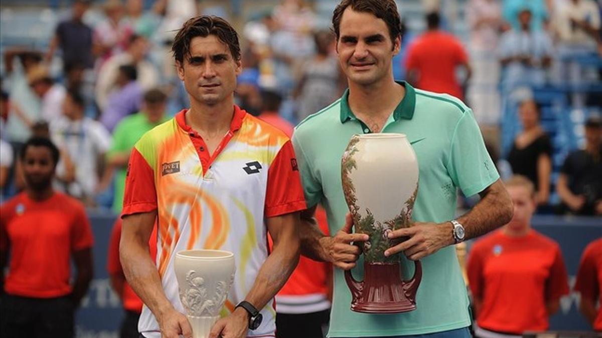 David Ferrer y Roger Federer, finalista y ganador del torneo de Cincinnati, con sus trofeos