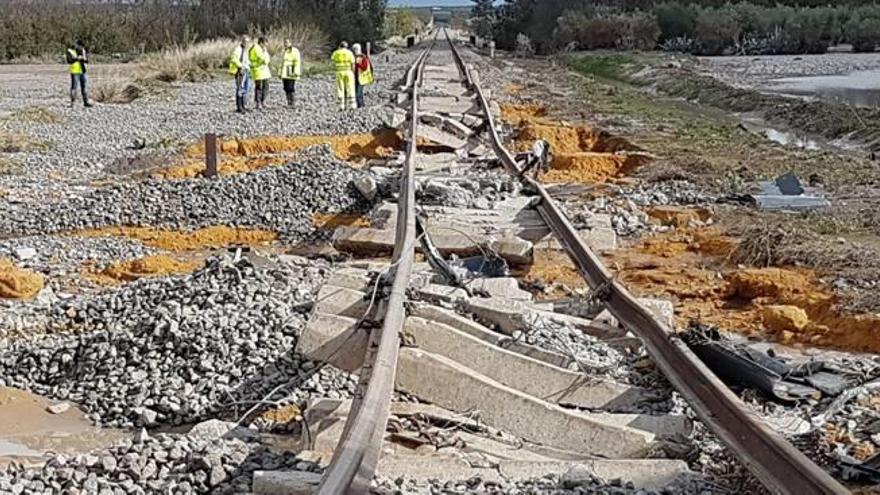 Estat en què va quedar la via després del descarrilament del tren