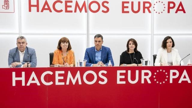 El secretario general del PSOE y presidente del Gobierno, Pedro Sánchez, flanqueado por Santos Cerdán, Cristina Narbona, Adriana Lastra y Andrea Fernández, este 20 de junio de 2022 en la reunión de la ejecutiva federal del partido, en la sede de Ferraz.