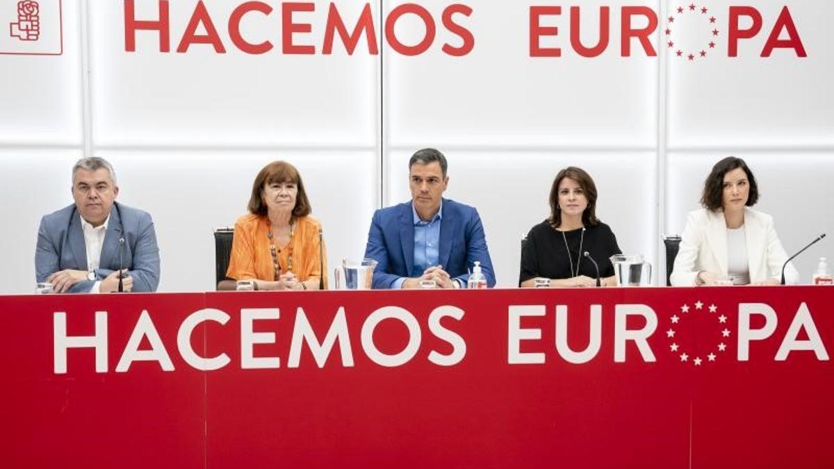 El secretario general del PSOE y presidente del Gobierno, Pedro Sánchez, flanqueado por Santos Cerdán, Cristina Narbona, Adriana Lastra y Andrea Fernández, este 20 de junio de 2022 en la reunión de la ejecutiva federal del partido, en la sede de Ferraz.