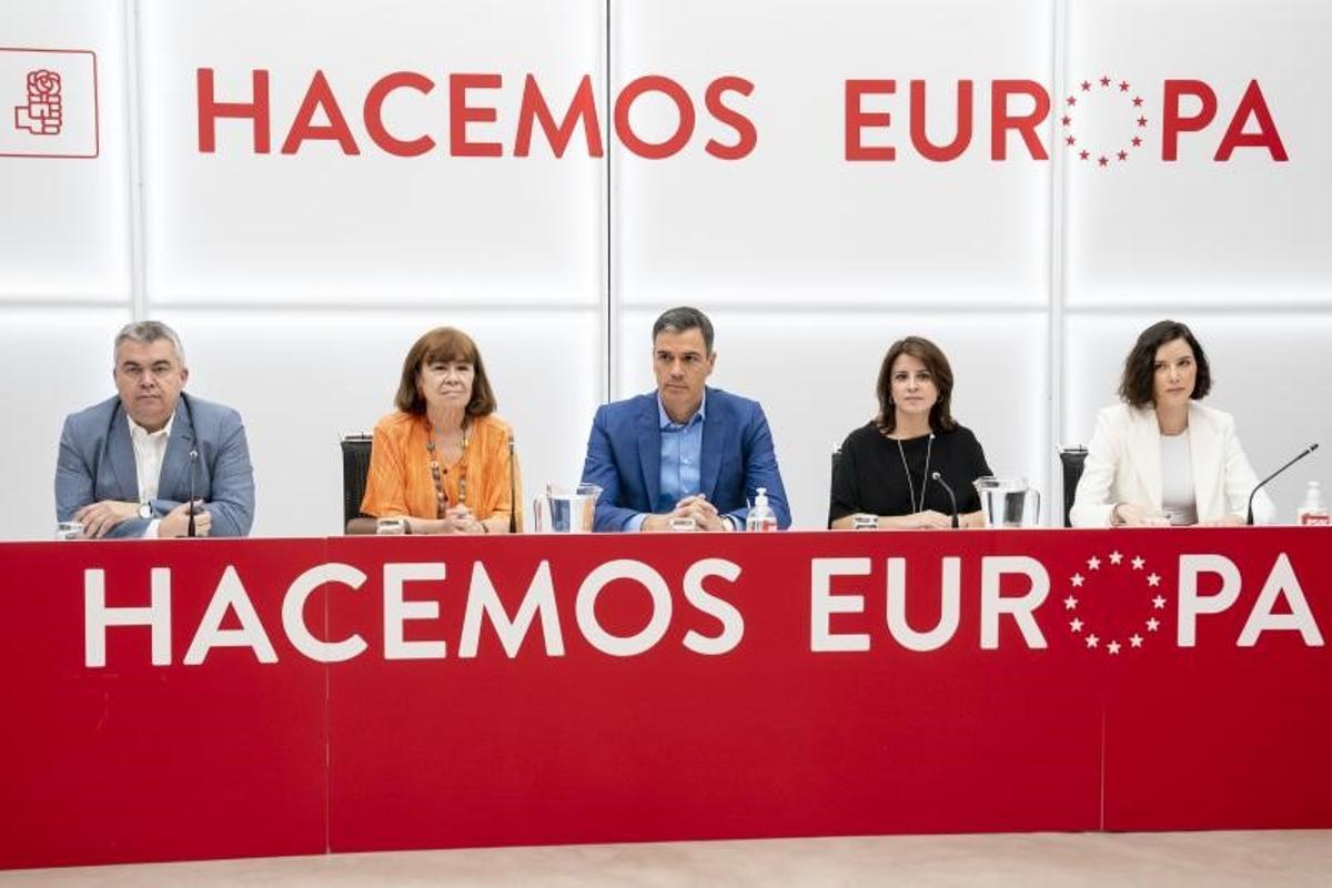 El PSOE obre una «reflexió» sense autocrítica i desvincula Sánchez de la patacada andalusa