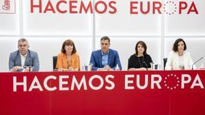 El secretario general del PSOE y presidente del Gobierno, Pedro Sánchez, flanqueado por Santos Cerdán, Cristina Narbona, Adriana Lastra y Andrea Fernández, este 20 de junio de 2022 en la reunión de la ejecutiva federal del partido, en la sede de Ferraz.