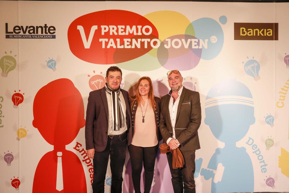 Los invitados posan en el photocall de los premios Talento Joven CV.