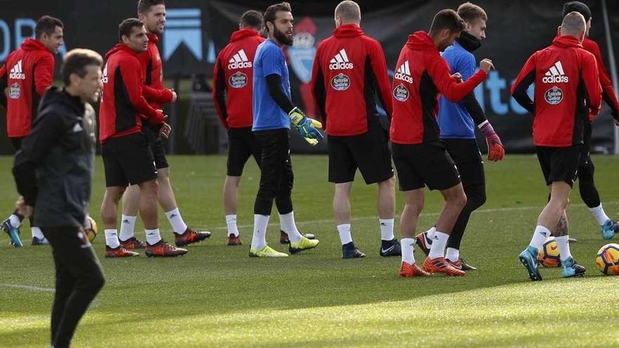 Los jugadores del Celta, con Unzué en primer término, durante un entrenamiento en Balaídos. // Ricardo Grobas