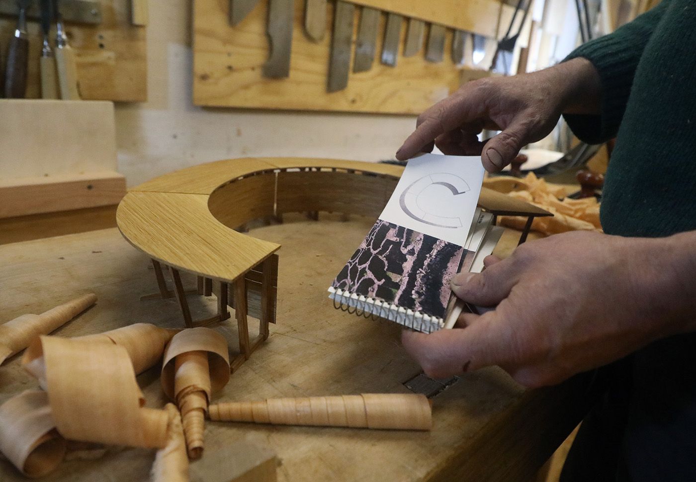 Frank Buschmann, el artista que dialoga con la madera