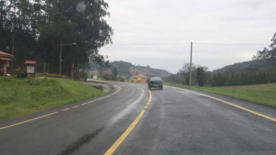 Repintado y nuevos baches en la carretera de Tabaza