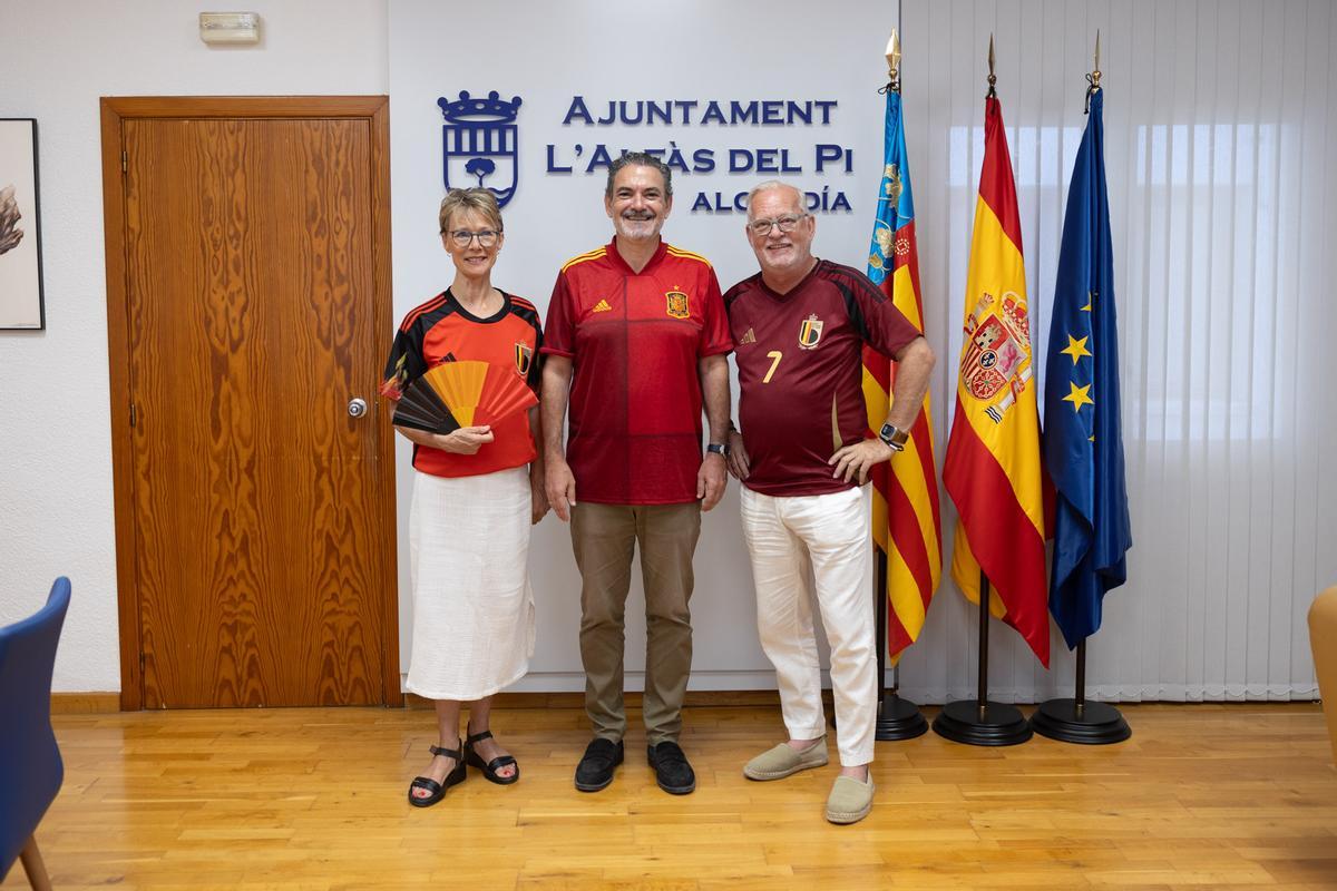 El alcalde y los dos ediles belgas de L'Alfàs del Pi posan en el Ayuntamiento con sus respectivas camisetas ante el España-Bélgica de este viernes.
