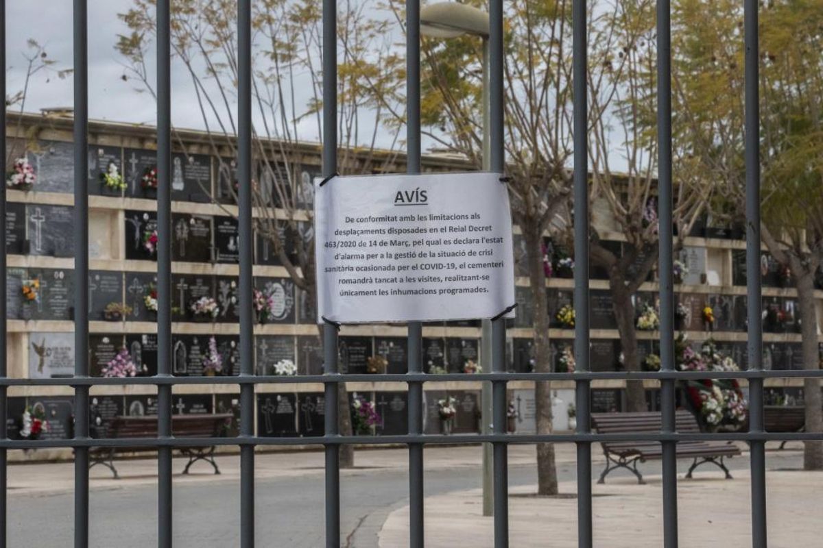 Funerarios valencianos alertan de la falta de protección para recoger cadáveres de la covid-19