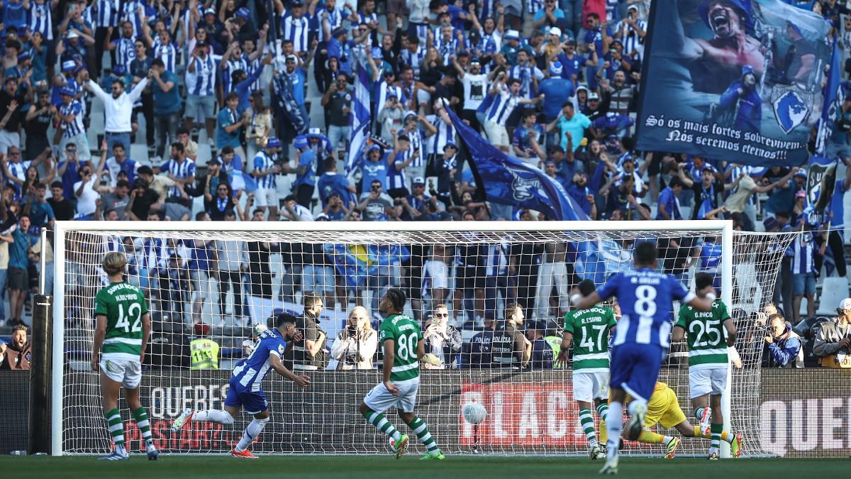 Mehdi Taremi celebra el tanto ganador en la final de la Copa de Portugal