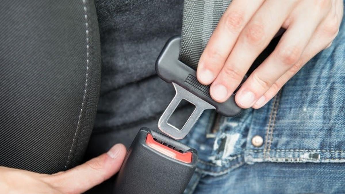 Una persona se abrocha el cinturón de seguridad.