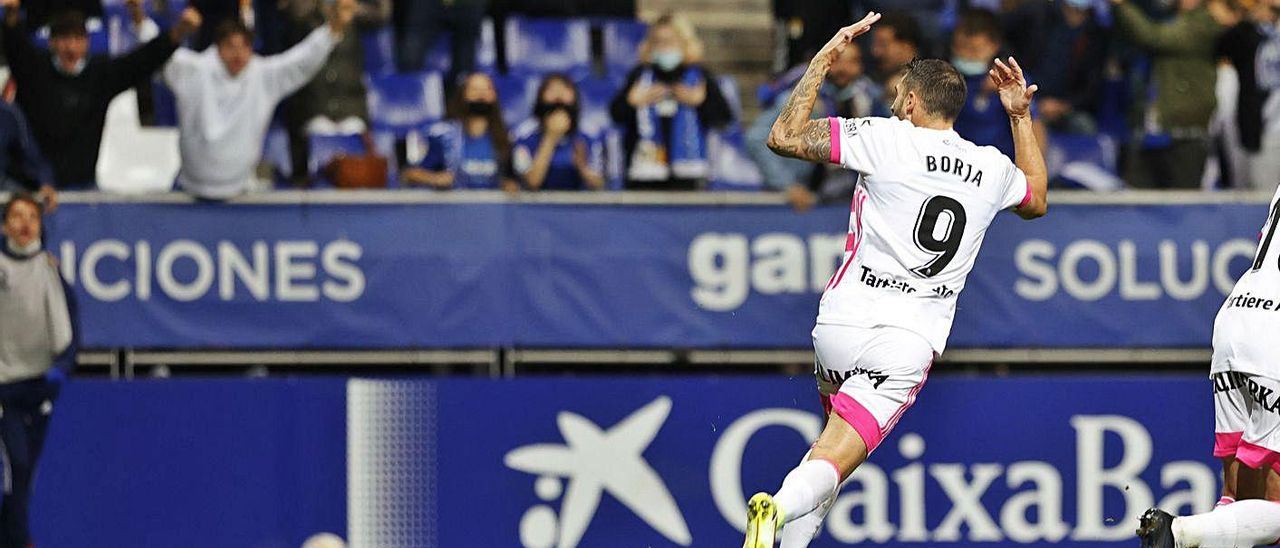 Borja Bastón celebra el gol del Oviedo ante el Burgos. | Miki López