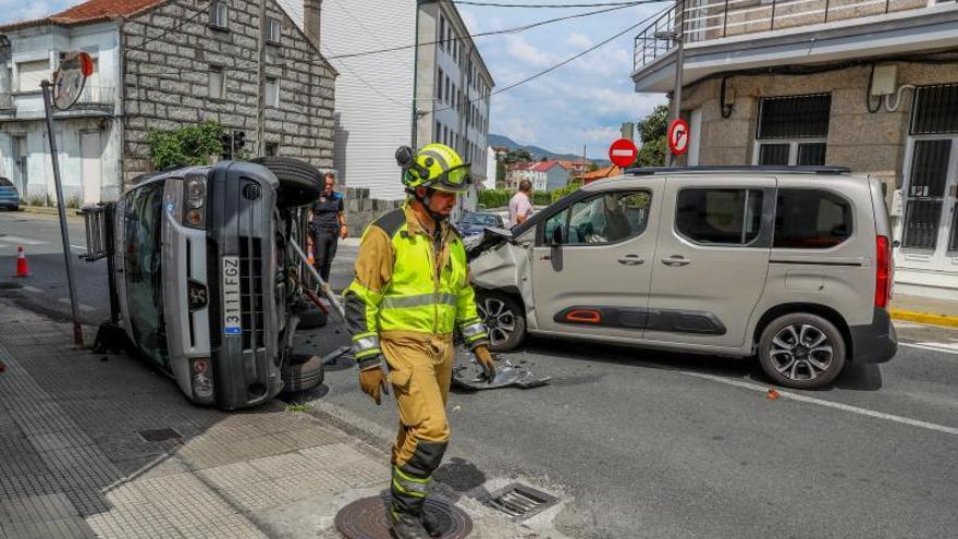 Dos heridos tras chocar sus furgonetas en un cruce con semáforos en Vilagarcía