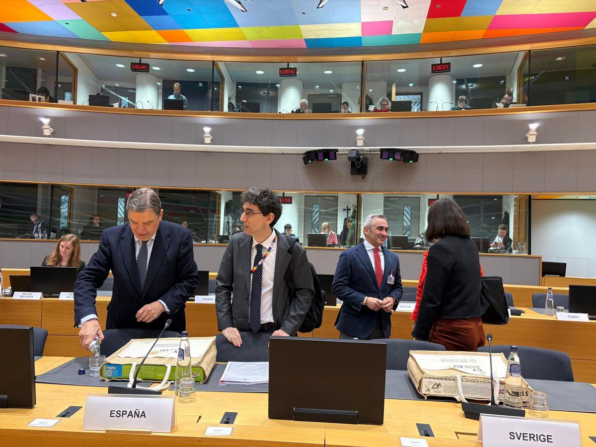 Liuis Planas (primero por la izquierda) y Miguel Barrachina (tercero), en la sede del Consejo de la UE.