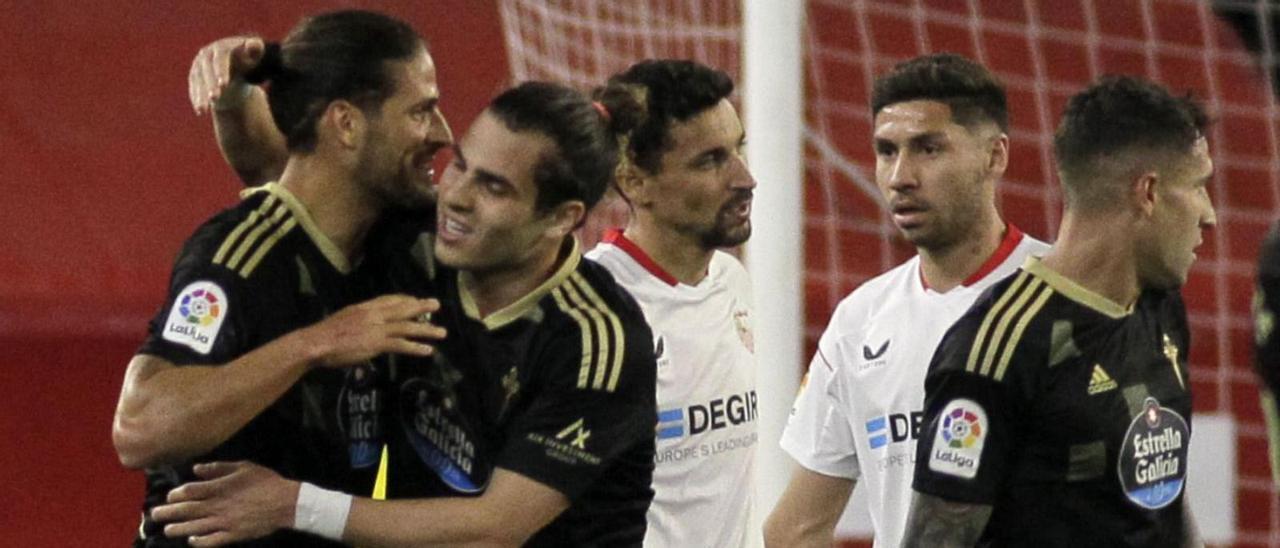 Miguel Rodríguez felicita a Paciencia tras lograr el portugués el gol del empate en el Pizjuán. // LOF