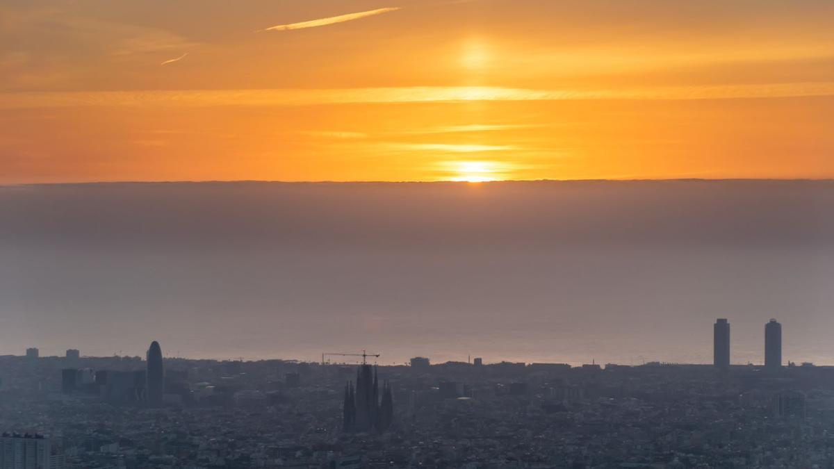 Pilar de sol sobre Barcelona