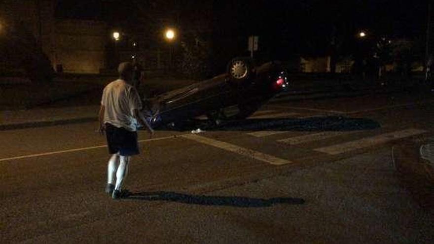 El coche volcado en mitad de la calzada.