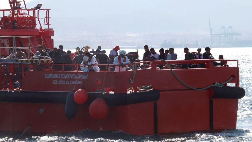 Llegan a Fuerteventura los 112 migrantes rescatados en la tarde del sábado