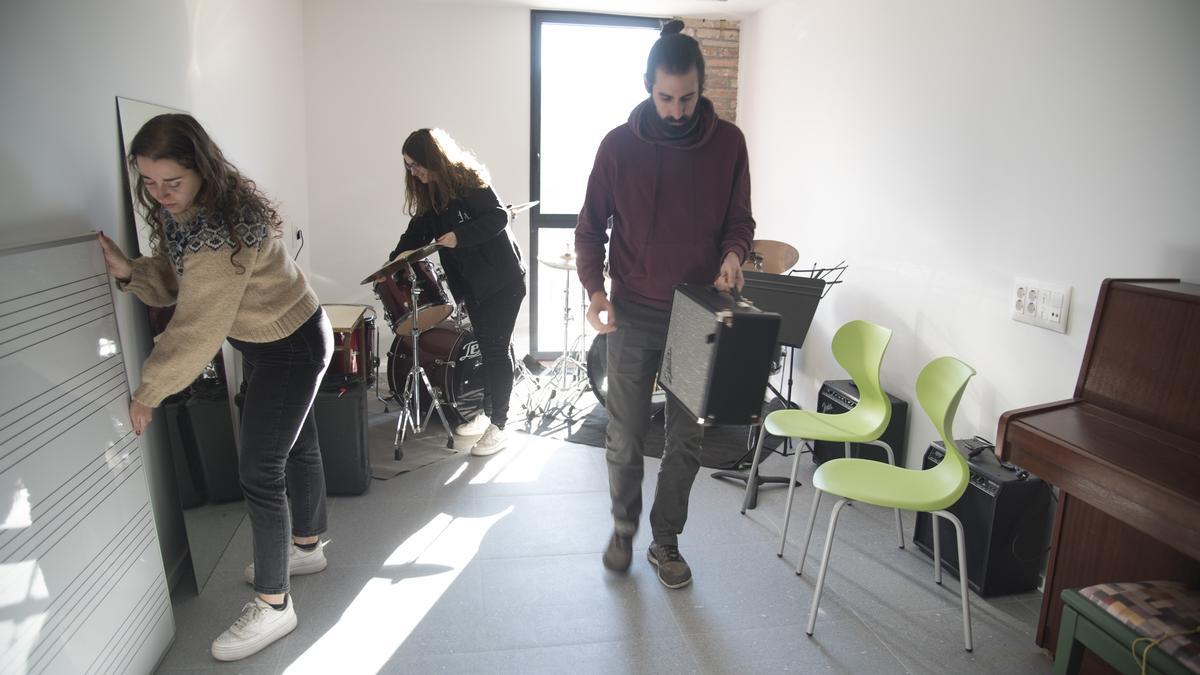 Professors de l'escola de música traslladant el material al nou edifici