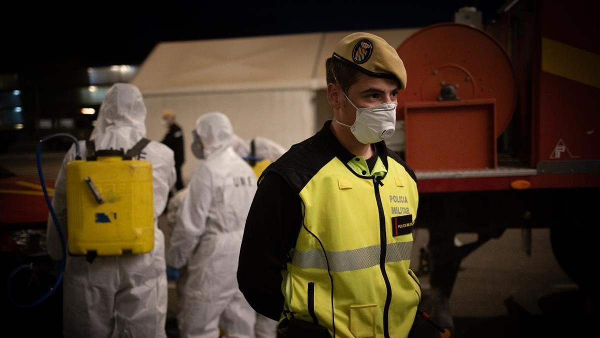 Agentes de la Unidad Militar de Emergencias (UME) del Ejercito durante las tareas de desinfeccion en el Aeropuerto de El Prat, el 19 de marzo del 2020