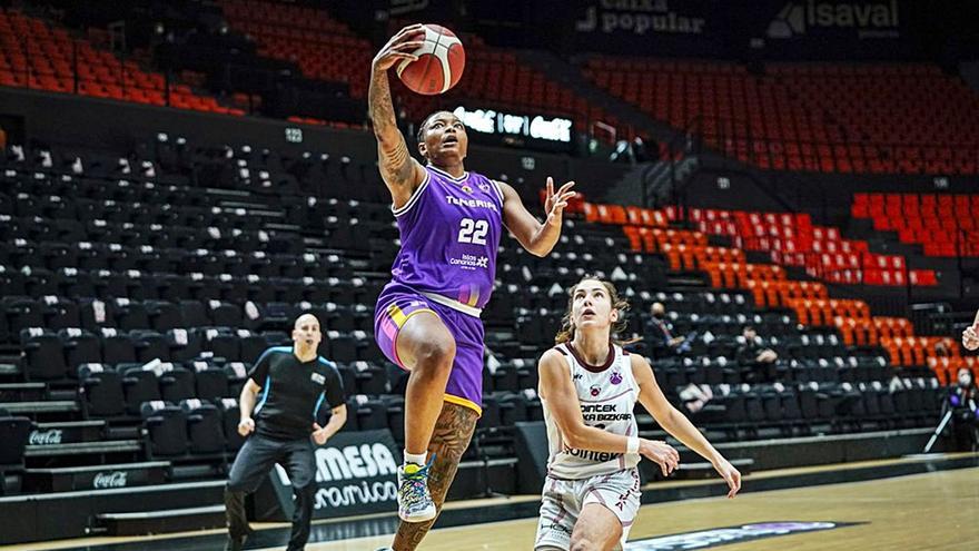 Tanaya Atkinson trata de finalizar una contra ante la mirada de Roso Buch en el Gernika-Clarinos de Eurocup.
