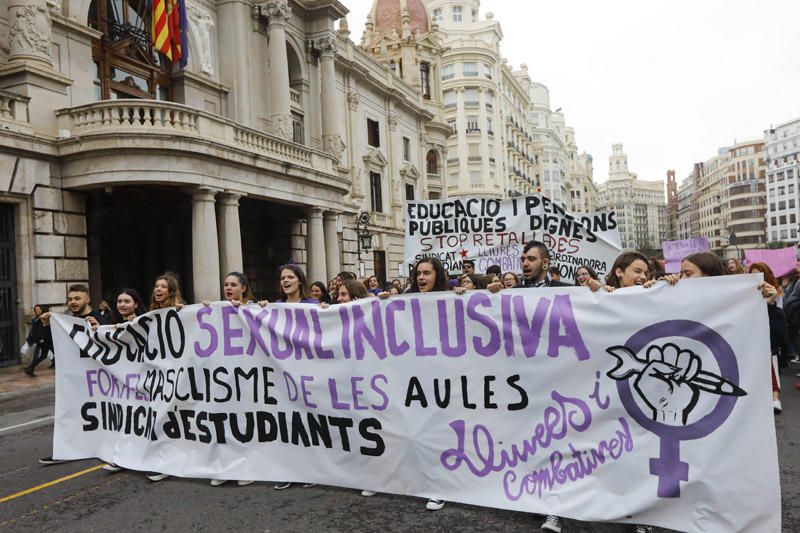 Estudiantes protestan en València contra el machismo en las aulas