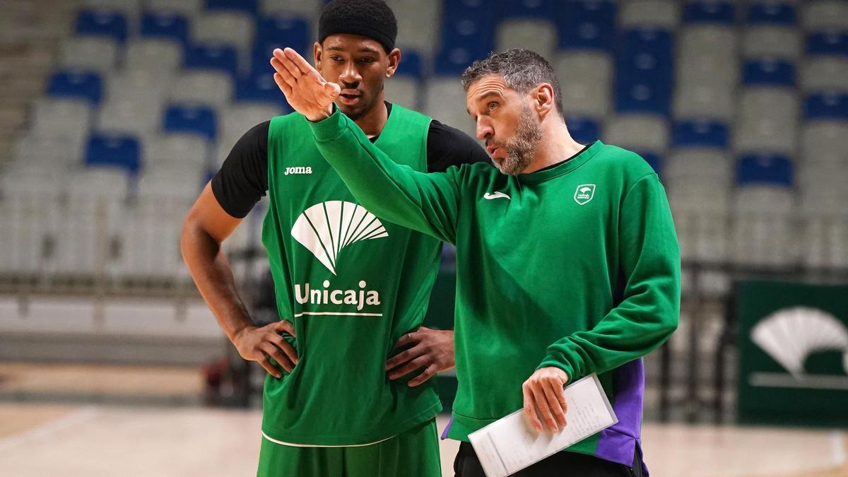 Ibon Navarro se dirige a Kameron Taylor.