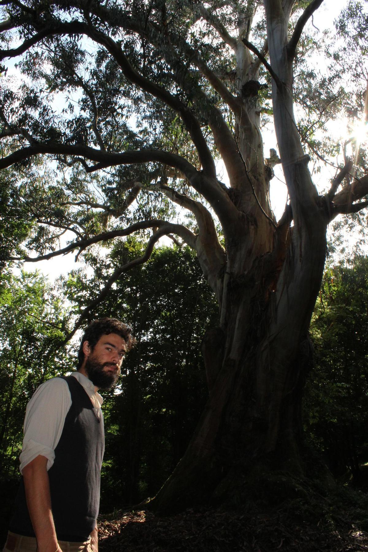 Oliver Laxe, durante el rodaje de "O que arde" en Tapia de Casariego