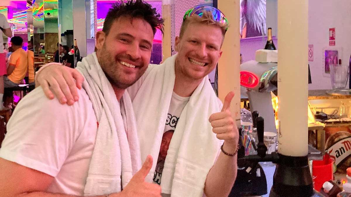 Influencer Marc Egger (li.) mit Gesangspartner Stefan Gerick nach einem Auftritt im Megapark.